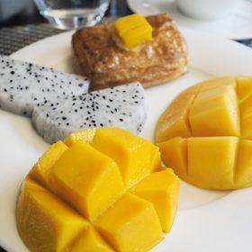 南印度盛產芒果，酒店不少甜品及菜式亦以芒果入饌，當中以Alphonso芒果現吃之芒果亦甚為香甜。