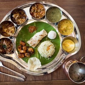 酒店供應的地道印度菜，更以傳統方式盛載。