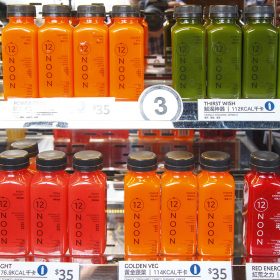店內的果汁不單色彩繽紛，而且選用100%可回收PET膠樽盛載。