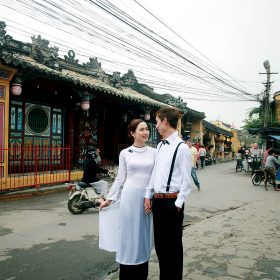 二人於越南拍攝婚照。