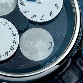 6點鐘位置的月相盤則描繪出寫實的月球表面。