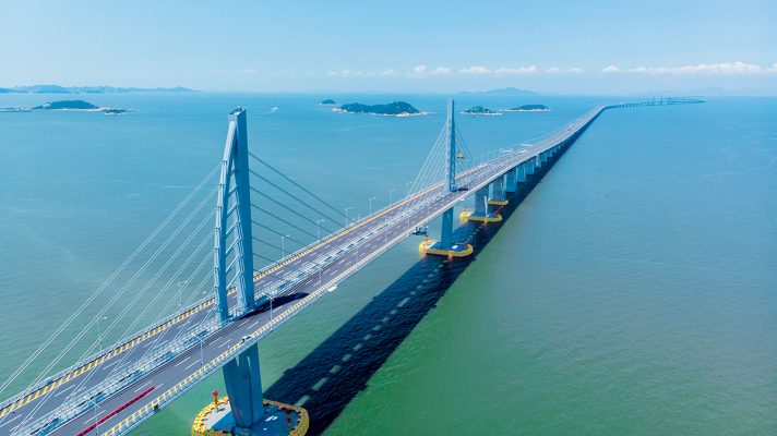 港珠澳大橋於2018年通車，全長55公里，為全球最長的橋隧組合跨海通道。