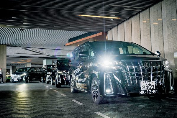 [港澳尊車」跨境專車服務選用2019年落地之Toyota Alphard七人車作車隊主要用車，主攻商務旅客。