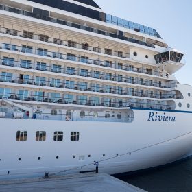 Riviera屬於中型郵輪，全船滿客只有1250人，即使海上航行當日亦不會感到船上人山人海。