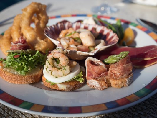 酒船上自助餐廳每晚會轉換菜式，在地中海則以海鮮為主，甚合香港人口胃。
