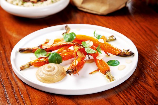 蔬菜菜式之一的Smoked Carrots almond, spiced honey。
