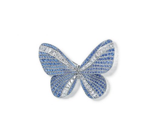 Tiffany & Co. 2019 Blue Book 高級珠寶系列 18K白金鑲藍寶石及鑽石蝴蝶胸針，圓形藍寶石總重逾14克拉，長方形鑽石總重逾8克拉。收藏於純銀及玻璃盒子中。