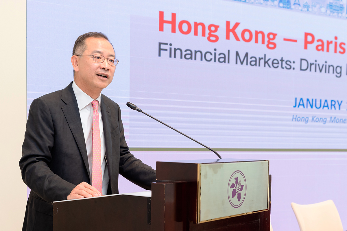 香港的優勢及長遠機遇仍然穩定；未來將繼續發展金融科技及綠色金融，強化離岸人民幣市場，加強與內地資本市場的聯繫等，有很多挑戰，亦有機遇。