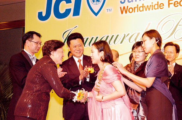 曾鳳珠於2005年出任國際青年商會香港總會會長。