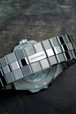 錶殼及錶鏈均採用新研發的Lucent Steel A223精鋼製成，它比傳統精鋼堅硬、耐磨且更具光澤，而且防敏感，單是這種全新合金的研發便花上四年時間。