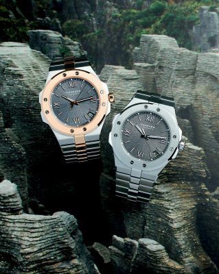 Chopard Alpine Eagle41毫米腕錶 粗糙的錶盤紋理讓人聯想起老鷹的虹膜之餘，所用的貝爾尼納灰色則取自同名山脈上的岩石色彩，通過與大自然的緊密連繫帶出陽剛運動氣息。（左：Lucent Steel A223精鋼配18K玫瑰金款 HK$149,000；右：Lucent Steel A223精鋼款 HK$98,000）