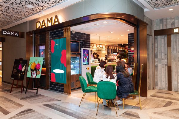 坐落於K11 MUSEA的DAMA店，面積約500平方呎，品牌主推自家有營健康飲食，並推行環保藝術如環保餐具。
