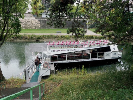 坐遊船遊杜河，可以悠悠的吃著地道午餐，一邊欣賞河岸風景。