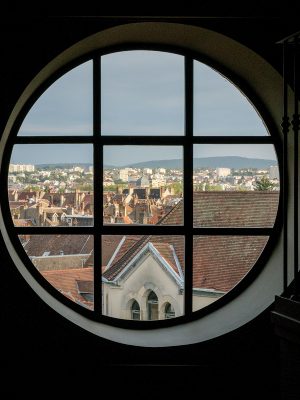 酒店Loft大房的圓形大窗，可欣賞貝桑松的風景。