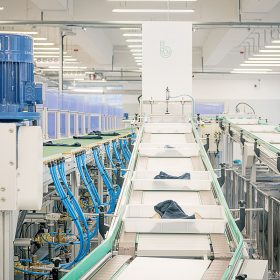 位於大埔廠房的The Billie System，是紡織業界的一大突破，目前共有三條生產線，每日可處理多達三噸的廢舊紡織品，轉化成高質量循環再造纖維。