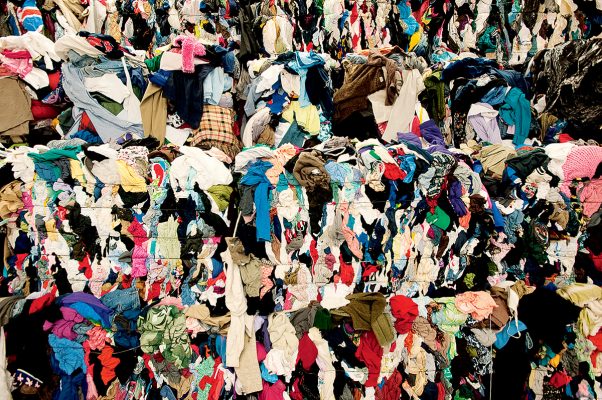香港每天有多達300多噸的紡織廢料被運去堆田區，數字十分驚人，並有上升趨勢。（圖片來源：greenglamourex）