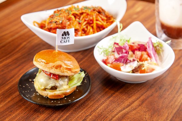 日式連鎖漢堡包店MOS BURGE近期積極開分店，並增加西式意粉等輕食吸客。