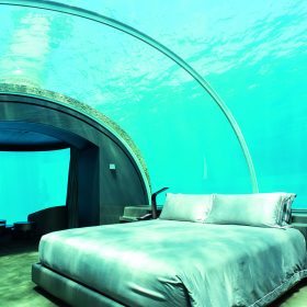 深入海底5米的睡房，是另一種住宿體驗。