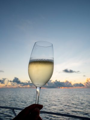日落遊船上，職員會準備香檳及點心，好好享受夕陽之美。