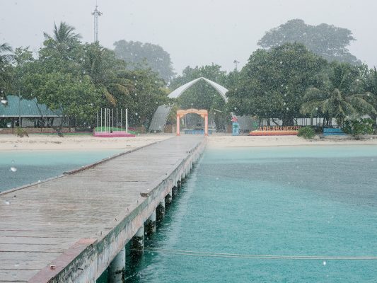 誰說馬爾代夫不下雨？天堂也有下雨時，只要保持好心態，雨過就會天清。