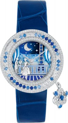  Charms Romance Parisienne Retrouvailles 腕錶  - 32毫米白K金錶殼，配搭鑲嵌鑽石及藍寶石的白K金錶圈，以及單鑲美鑽錶冠 - 錶盤：白K金，鑲嵌鑽石及藍寶石，綴以微型彩繪及內填琺瑯  - 白K金旋轉吊飾，鑲嵌鑽石及藍寶石  - 兩條可替換的青金石藍色及白色亮面鱷魚皮錶帶，及可替換的白K金鑲鑽針扣 