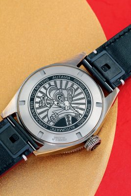 錶背鐫刻一隻頭戴飛行員護目鏡、手握汽車方向盤的老鼠圖案及漢字「鼠」，生動地交代Autavia系列的起源。