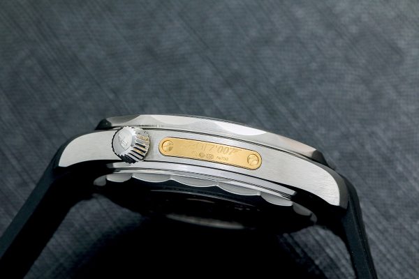 錶殼邊緣鑲有鑄上限量版編號的18K黃金小牌。