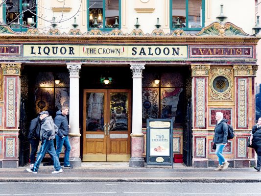 The Crown Liquor Saloon在Europa Hotel對面，是傳統愛爾蘭酒吧。