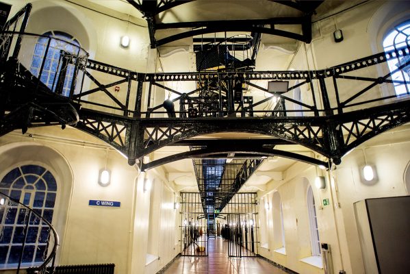 維多利亞式的監房中，有一間為死囚室，連接著絞刑房，走進去氣氛沉重，當時沿用的絞繩仍掛於原處，照片或惹人不安，就不放出來了。