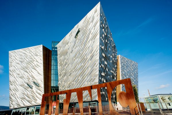 貝爾法斯特曾是造船重鎮，鐵達尼號紀念館Titanic Belfast便成為市內著名地標。