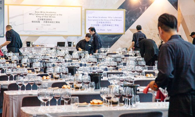Jeannie剛於去年於香港國際美酒展期間，為亞洲葡萄酒學院 （Asia Wine Academy）證書課程擔任講者，講授以「獨領風騷——赤霞珠稱冠之奧秘」為題的課程，圖為工作人員為現場作準備的情況。