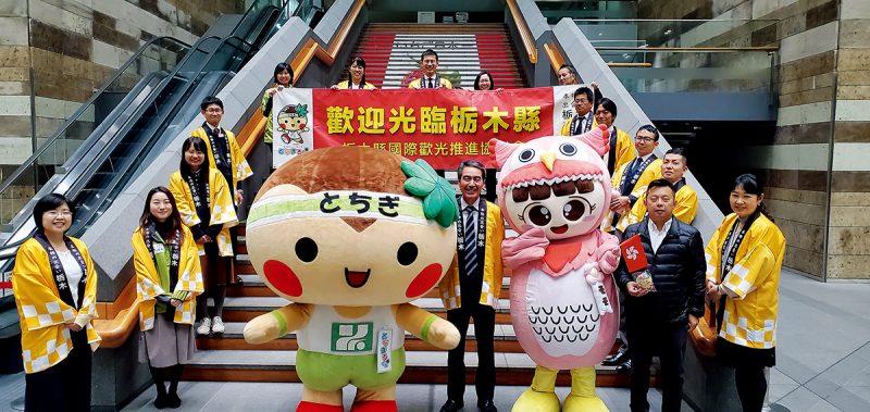 國際吉祥物聯合總會主席陳啟銘（Laputa）與自創的吉祥物「易易」。