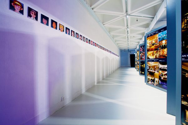 展覽入口處展示多個霓虹燈牌裝置，都是曾合作過的客戶及品牌。
