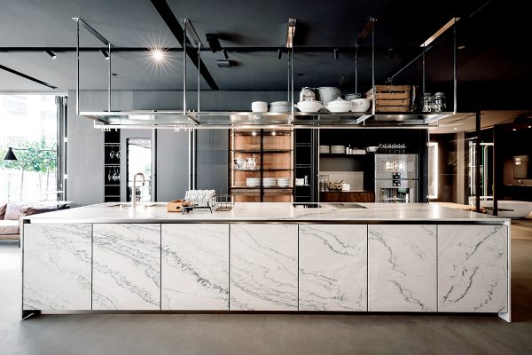  XILA（中島廚房）：這個設計是品牌其中一個暢銷的經典廚俱系列，早於 1972年問世，由意大利著名設計師和建築師Luigi Massoni操刀，是品牌旗下第一個以無手柄設計面世的廚房。在2012年和2013年，廚房還添加了新的物料，分別是磨沙面的的工作枱面桌和櫃門、還有鋁材的櫃門，色調階和且不失別緻，讓人在這新穎的廚房體會生活的悠然。