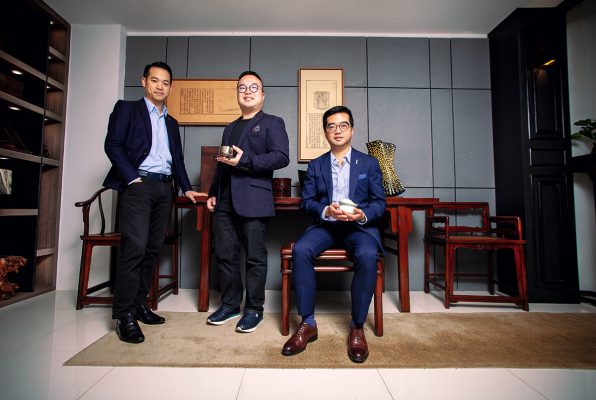 （左起）「國際匠人協會」主席張迦南、副主席文嘉麒及出任顧問的資深古董藏家兼「典亞藝博」創辦人黑國強。
