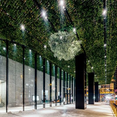 大樓全球首創並 獲專利設計的“CEILINGREENR”綠化天幕，天幕由倒向種植的綠色植物所築起。