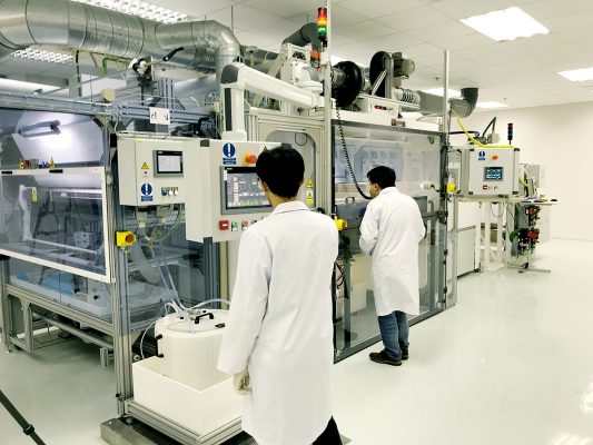 Focus生產納米纖維網的大型先進靜電紡絲設備。