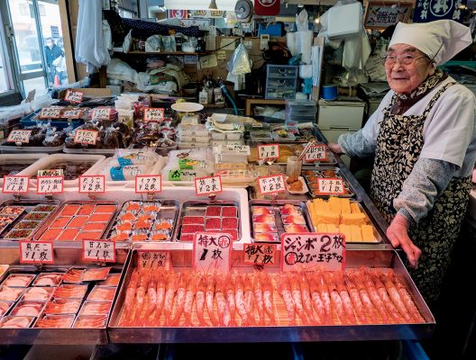 古川市場內可以在不同攤檔以小票換各種刺身，放在蓋飯上。