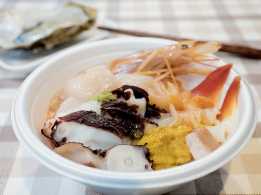 如此一碗豐盛的海鮮蓋飯，便利用了十枚小票，合共 1,500日元。