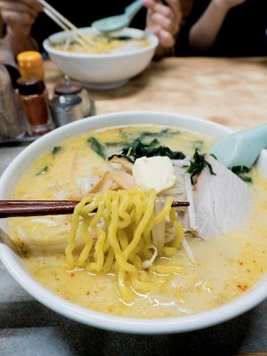 味噌咖喱牛乳拉麵每碗 880 日元，味道濃郁，加入大量芽菜也不覺油膩。