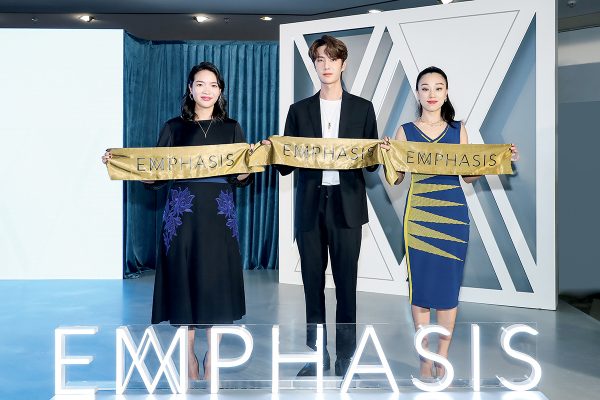 去年，Genevieve聯同品牌M 「冠」系列代言人王一博（中）與EMPHASIS首席品牌經理張崴 （右一），為上海地區的首家新店剪綵。