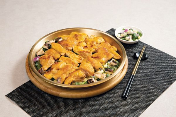 順德銅盤生煎雞是梅哥其中一道創意之作，融入西式做法烹調，色香味俱全。