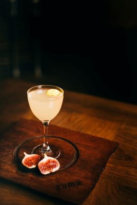 ZUMA Lounge & Bar是其中一家參與#TGIT的餐飲品牌，其受到日式居酒屋的概念所啓發，每道菜都是為了讓客人們一起分享的，是城中熱門的聚會地點。在誘人燈光和柔和音樂的襯托下，賓客們享用著口味獨特的雞尾酒，完全沉醉於醉人的氣氛之中。