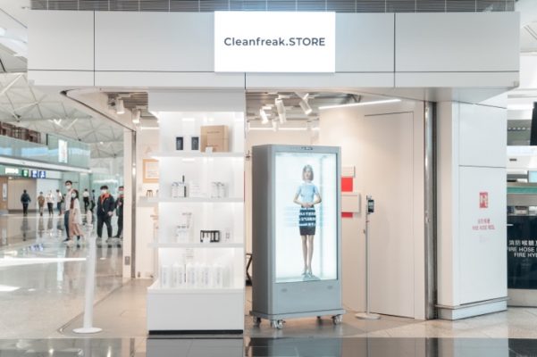 以純白無菌為設計主題的Cleanfreak.STORE，店內空間裝潢簡約及充滿未來感。當踏入店後，便會被擴增實境技術(AR)的虛擬實習客服員迎接。