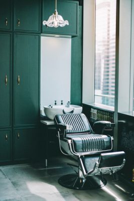 白色瓷磚牆身配上金屬黃銅材質的家具和黑色真皮理髮椅，仿如回到70年代的舊式理髮店。