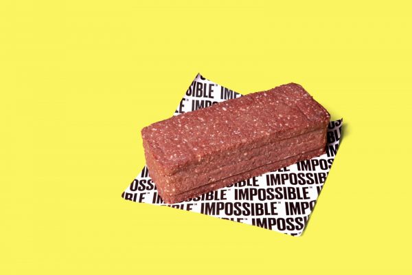 Impossible Foods 於日前宣佈推出一項全新計劃支援香港餐飲業，讓指定餐廳合作夥伴將 Impossible 植物肉漢堡庫存直接轉售給顧客，是次計劃為香港首次推出。