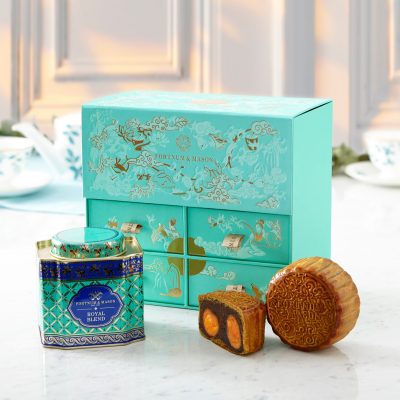 禮盒內包含精美包裝的4個Royal Blend 月餅，並配上一罐Royal Blend茶葉，茶香柔滑細緻。可以吃每一口月餅、呷每一口茶！