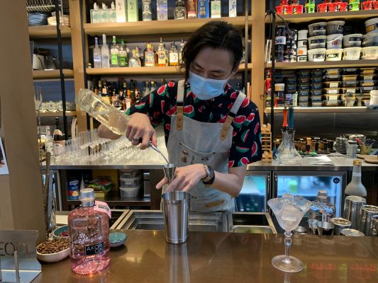  Lounge Hakuba 聯合創辦人之一的Wing Chan ，同時為店內的調酒師，酷愛滑書兼美酒的他，可謂寓工作於娛樂。