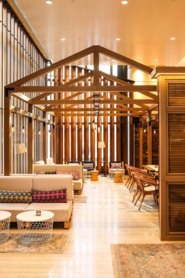 酒吧的室內設計以啡色木柱及木材構建主設計，重現 lodge bar 的感覺之餘，格局像極了和風日系小屋。
