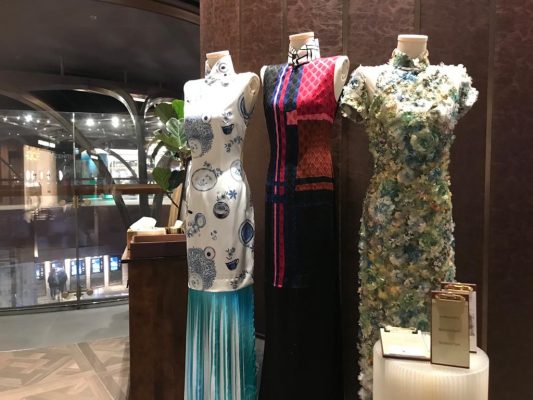 在K11 Musea 期限店裡，展示了其中三套曾被香港小姐及國際小姐穿著示範過的藝術旗袍。
